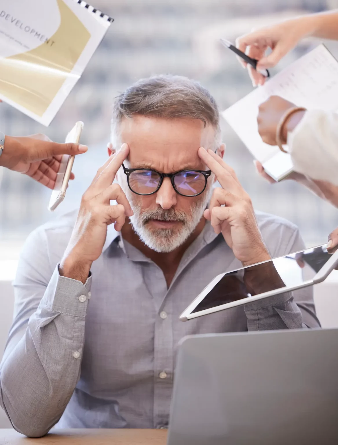 Business consultant assisting with VAT services in Dubai