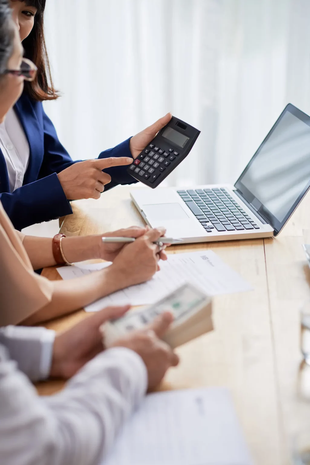 Business advisors in Dubai discussing VAT filing and compliance solutions